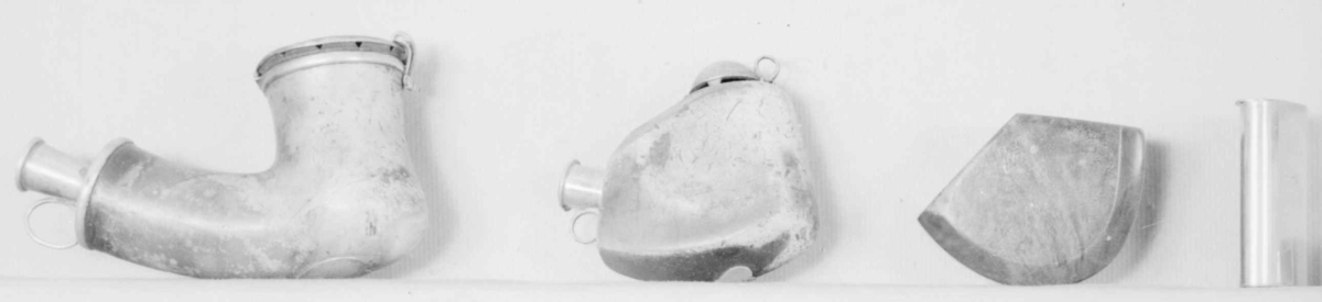 Pipehode av merskum med sølvlokk med inskripsjon. På undersiden av pipehode er det et hjerte av sølv.
