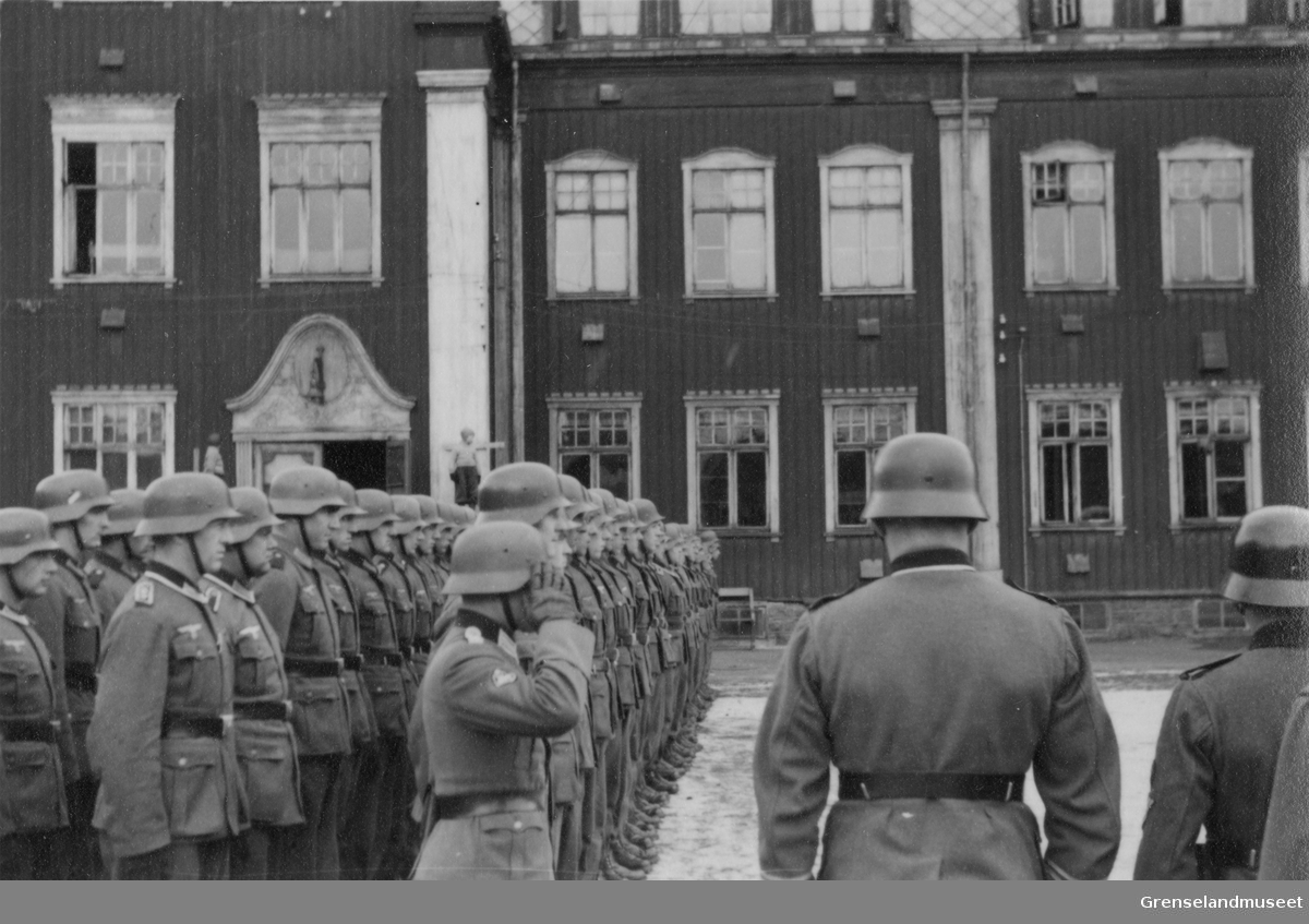 Tyske soldater oppstilt på skoleplassen foran Kirkenes Folkeskole april 1941.