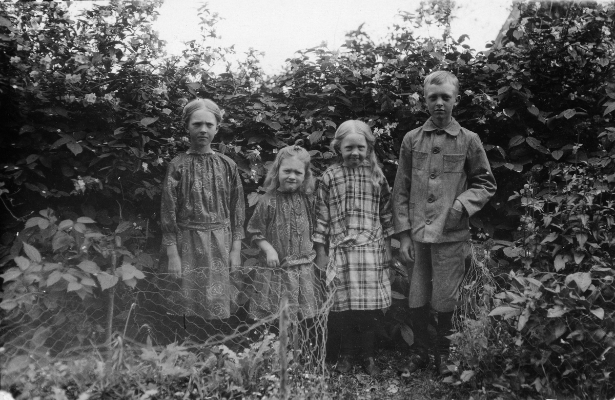 Elsa, Tora, Märta och Kalle Flyg. - Västergötlands museum / DigitaltMuseum