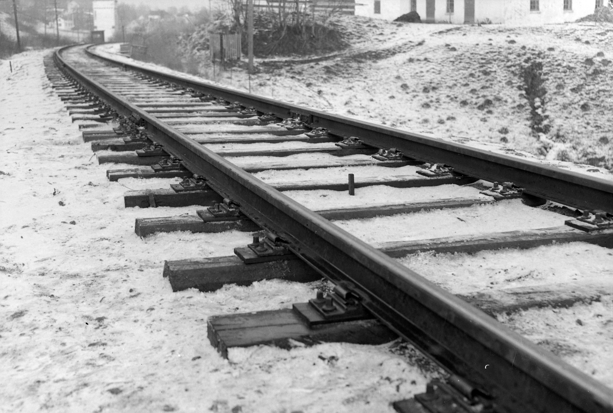 Jernbaneskinner med fjærklemmer på Stavne