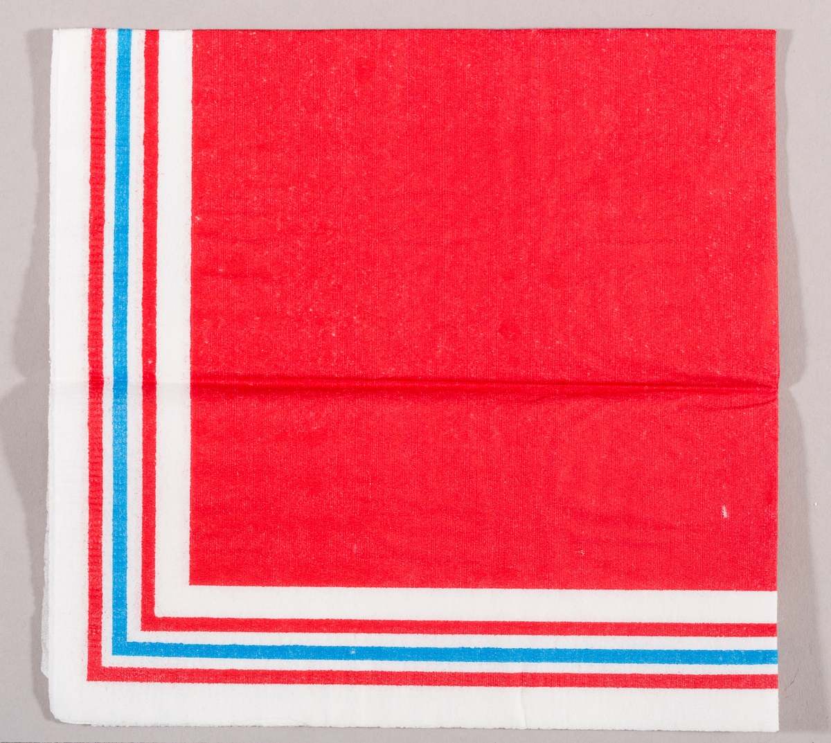 En rød firkant med en kant med fargene rødt, hvitt og blått.