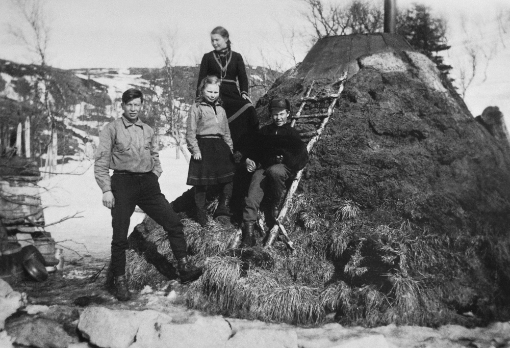 Skjervass-kåta.  Elsa Laula Renbergs barn, Thomas Renberg jr, Else Renberg foran,Ebba bak, og Gustav i stigen