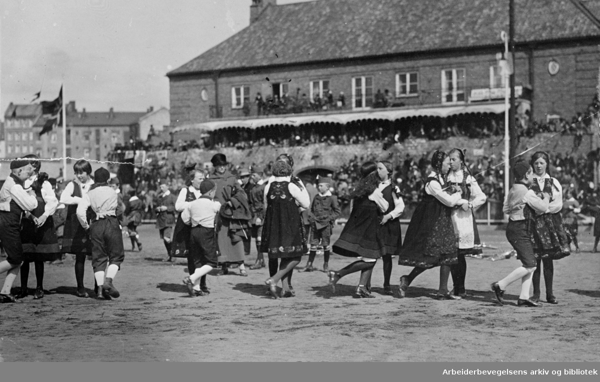 1. mai 1925, fra barnestevnet på Bislett stadion. Leikarring fra et barnelag som antakelig opptrer med sangdansen "Hu hei, kor er det vel friskt og lett".