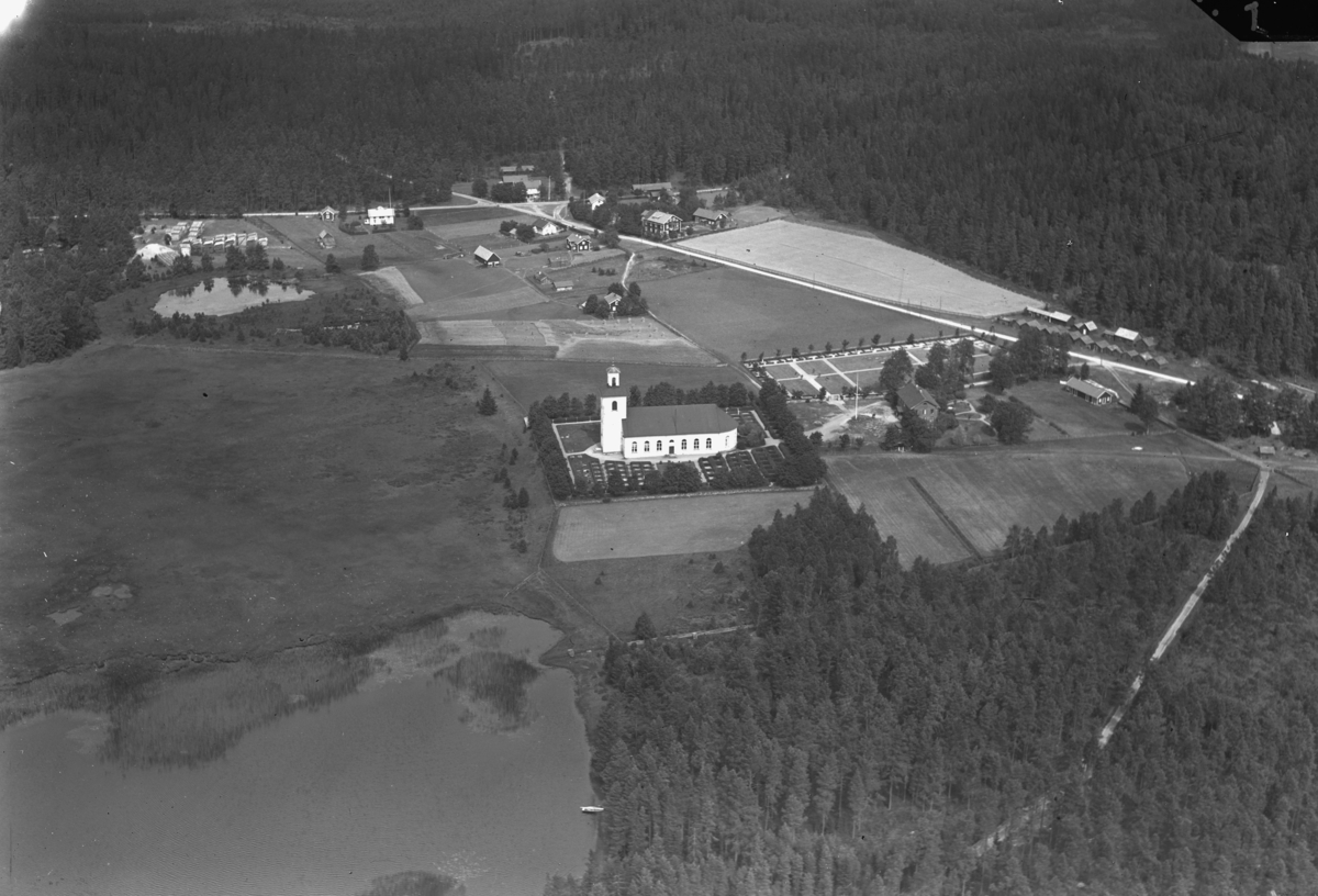 Flygfoto över Åkers kyrka i Vaggeryds kommun.