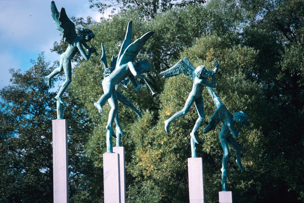 Statygrupp. Fem muscierande genier även kalla  Musicerande änglar eller "Milles änglar", av Carl Milles.