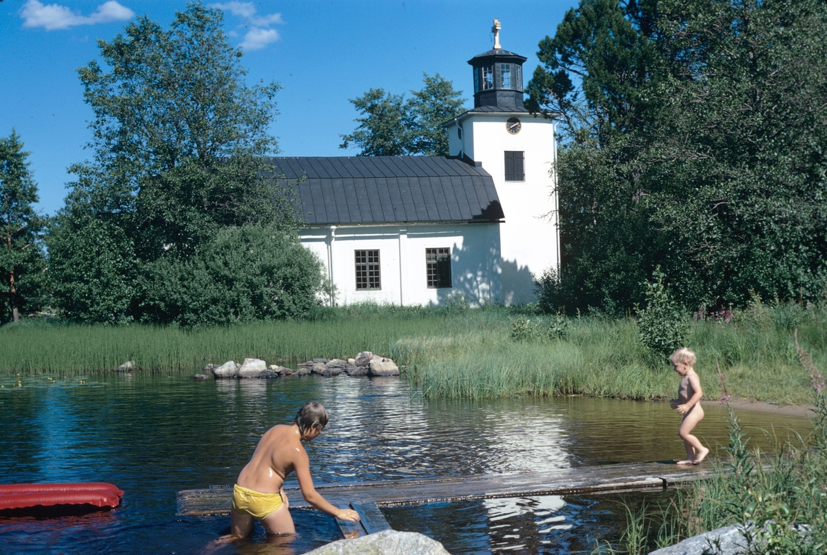 Bad i sjön vid Oslättsfors kyrka