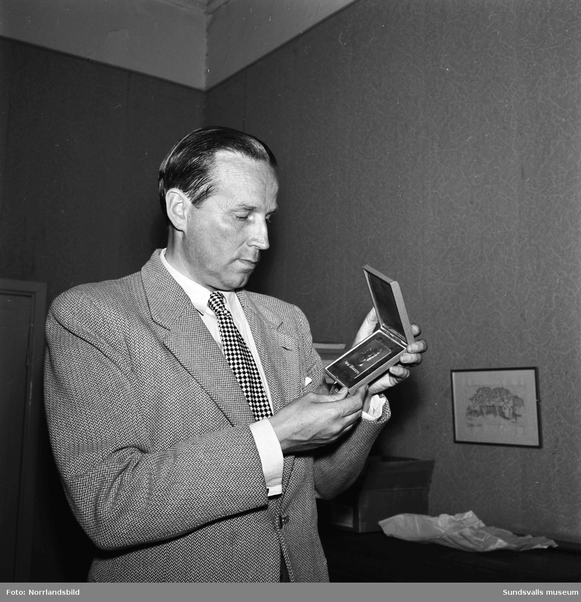 TT-redaktören M. Wedin med Norrlandsförbundets nyinstiftade pris Olof Högbergplaketten, som sedan 1955 utdelas för "framstående kulturell gärning". Plaketten är namngiven efter norrlandsförfattaren Olof Högberg.