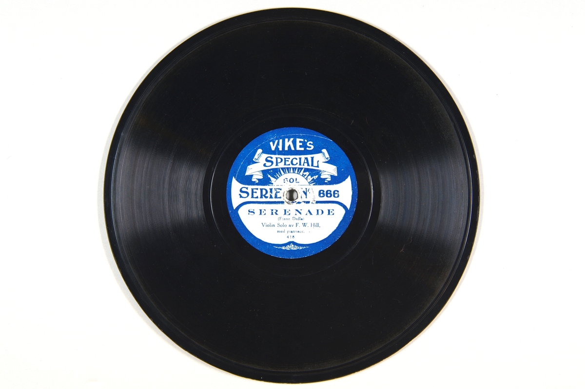 FTT.53491.01: Svart plate med blå og hvit etikett.
FTT.53491.02: Plateomslag fra "Grammophon. Inregistrerad varunamn". Tegning av en hund som lytter til en grammofon ("Husbondens röst").