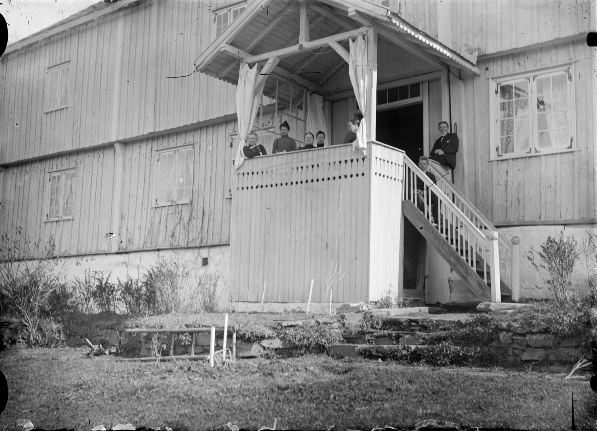Folk på verandaen på vestsiden av våningshuset på Øyer prestegård