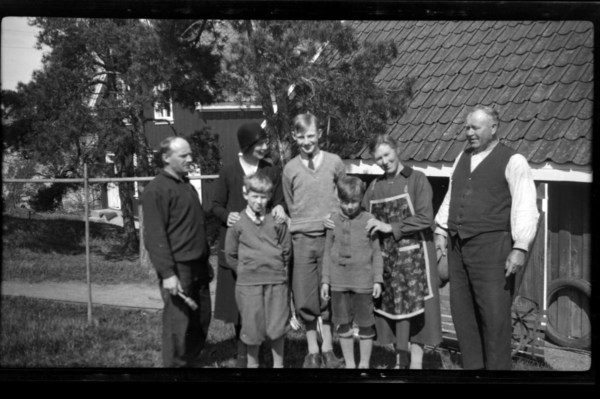 Voksne og barn samlet på Konglungen i Asker, hvor familien Sundt leide feriested. Fra venstre Bekkevar, Hilda, Rolf og Julius Sundt, Arne Bekkevar, fru og herr Halvorsen. Fotografert 1930.