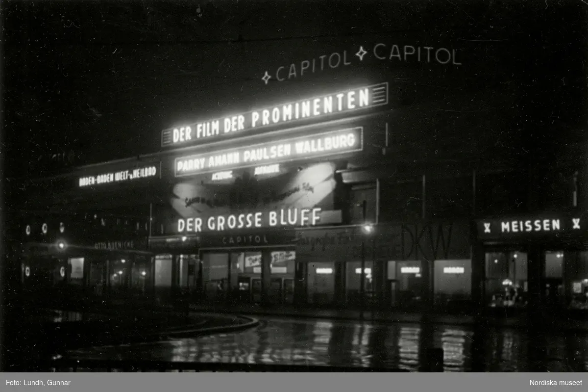 Hardenbergstrasse, Charlottenburg, Berlin. Biografen Capitol am Zoo i kvällsbelysning, neonreklam för filmen "Der Grosse Bluff"