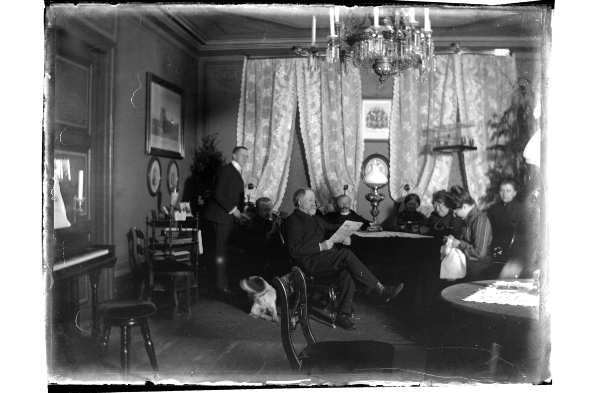 Konsul Peter Sundt med fruen Anna Sundt og en del av barna samlet i stuen i Kirkegaten 1, Farsund. Antagelig fotografert 1900-03.