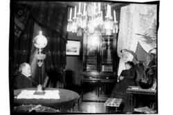 Konsul Peter I. Sundt og fruen Anna Christiane i stuen i sit