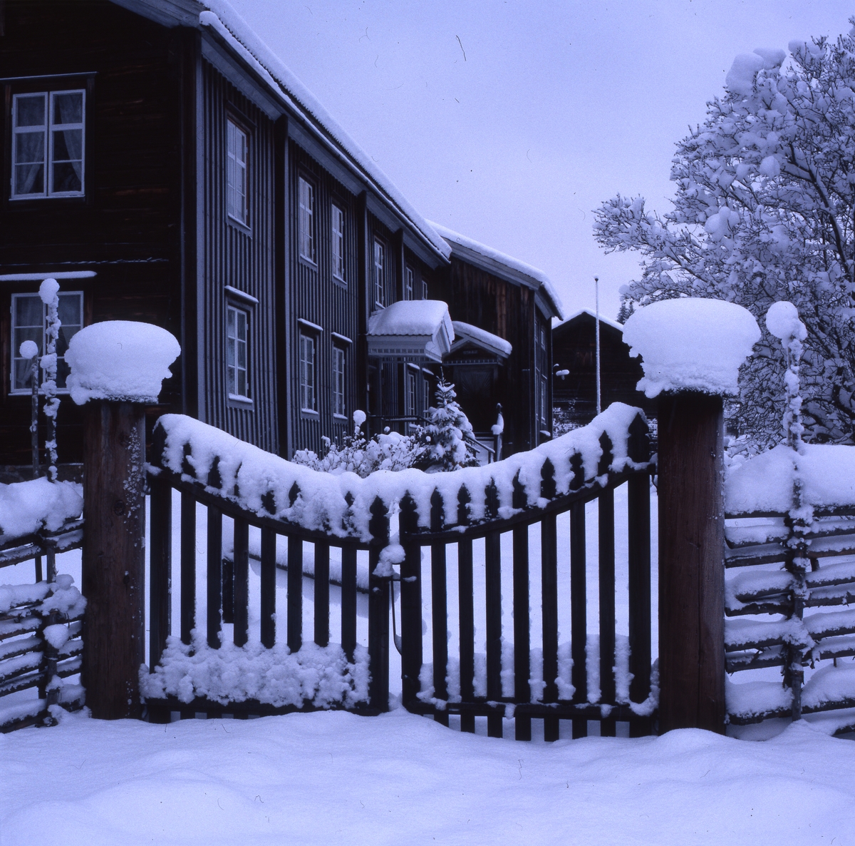Västerby hembygdsby i Rengsjö, med grinden i snö, 15 januari 1999.