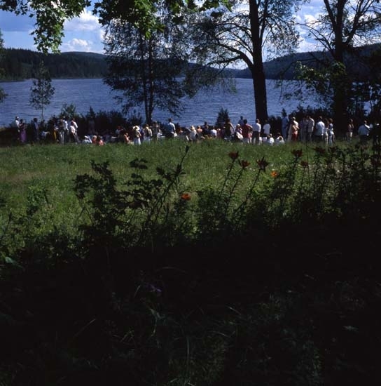 Bröllop vid Ängratön, Törnet juli 2001. Det är sommar och vigseln förrättas utomhus vid stranden av sjön.