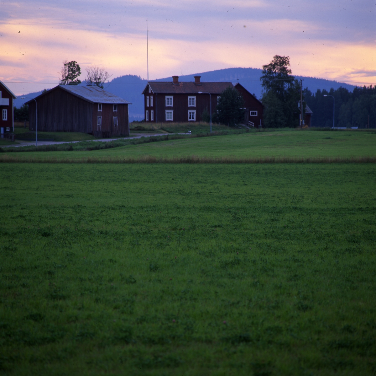 Bollnäsgård med berg i bakgrunden, Röste september 2001.