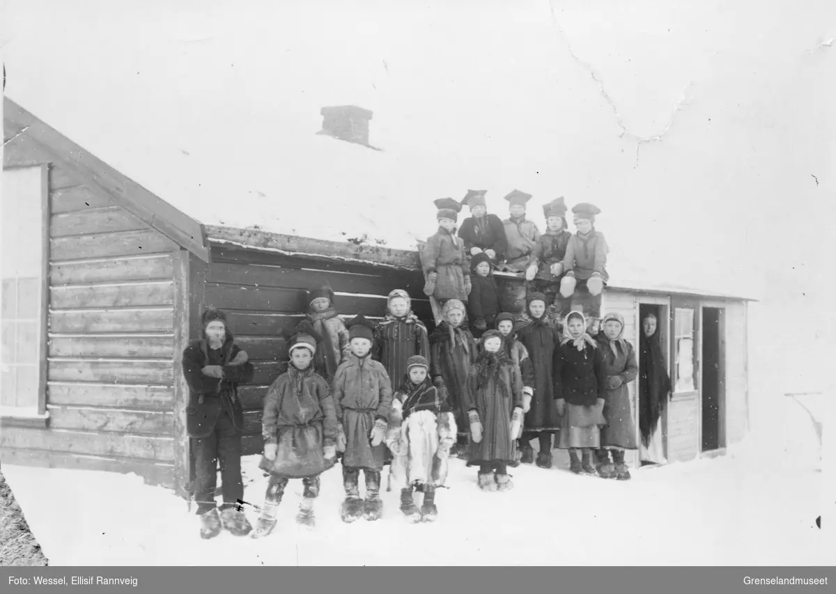 Lærer Anders Nilsen Tokle med elever utenfor Sandnes skole (1867-1944), 1892. Tokles kone Kristofa står i døra.