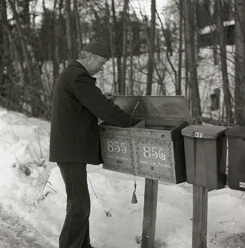 Reportage för tidningen Land hos Sune Söderholm 14 december 1977. Här hämtar han posten. En bjällra är fastsatt på lockets lock.
