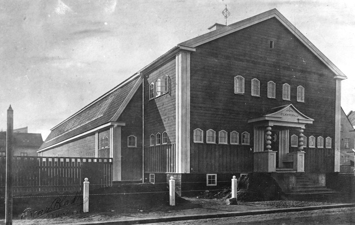 Linköpings tennishall i en tid då den stod nyuppförd. Hallen byggdes efter ritningar av linköpingsarkitekten Axel Brunskog och invigdes den 15 oktober 1917.