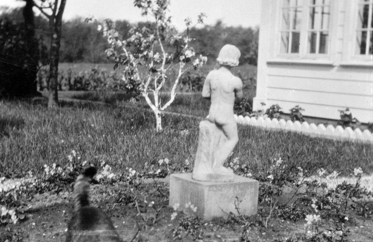 Staty i trädgården
