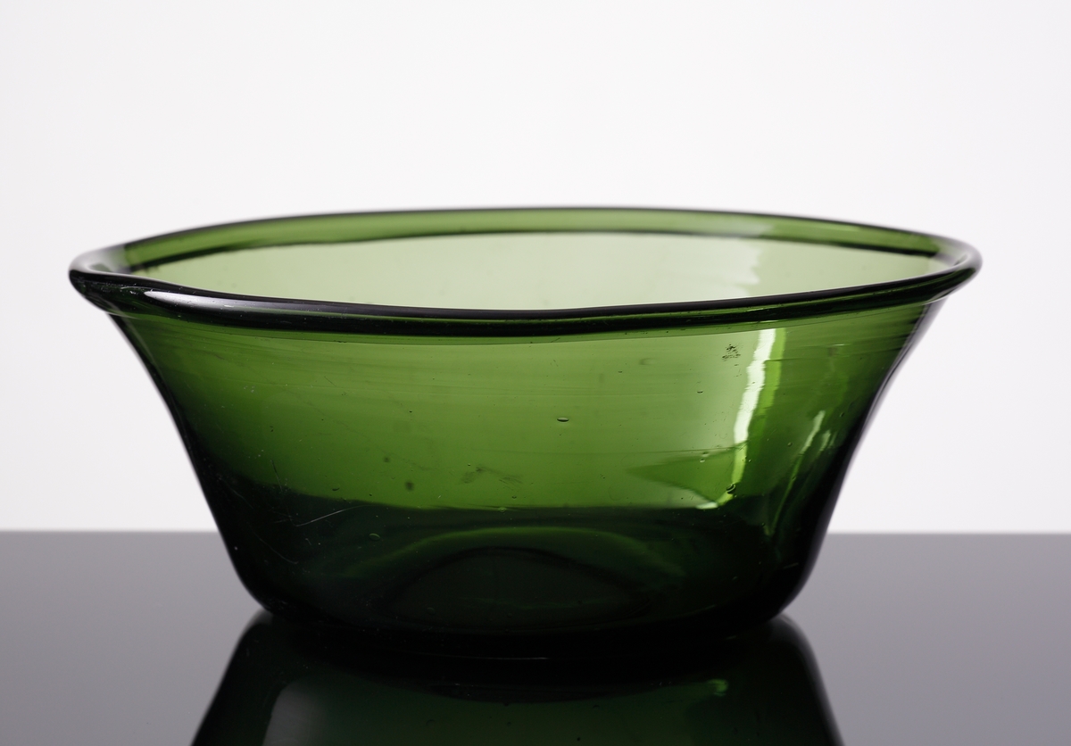 Filbunke i grönt glas, med omvikt kant.
