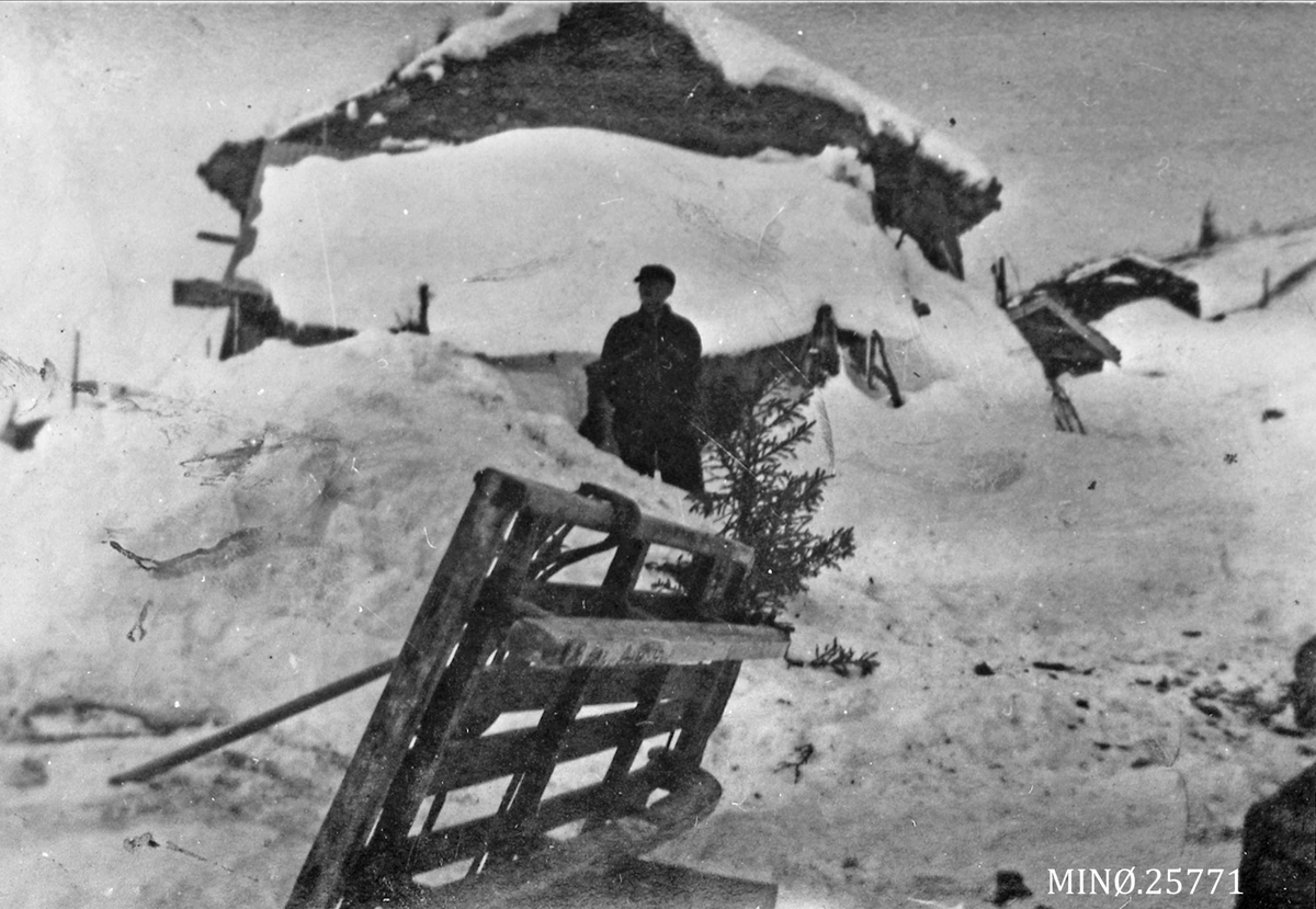 Snøvinter. Bildet er tatt på gården Ousten, Dalsbygda, ca 1956