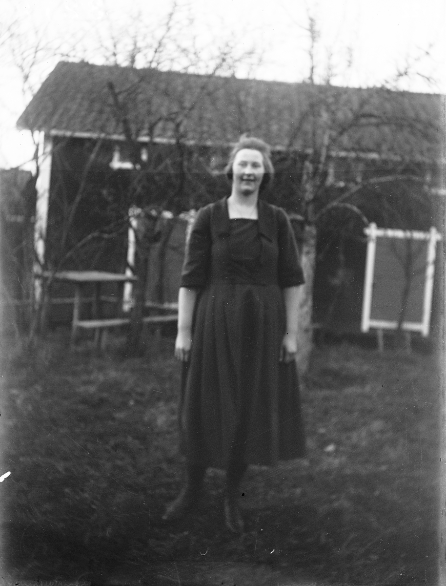Eva Eriksson från Högsberga "ensam ute på gården" i Sävasta, Altuna socken, Uppland 1922