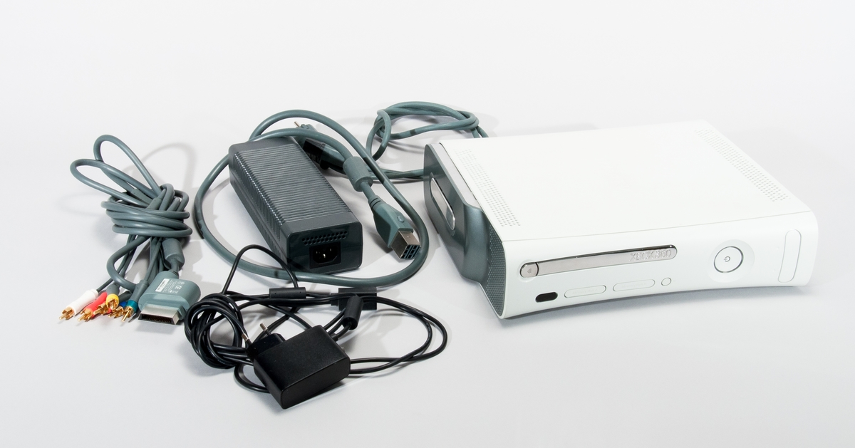 Spelkonsol med kablage och nätaggregat
Xbox 360 serienr: 6188813 54405, produkt id: 77200561618881354405,
nätsladd modell 1431 nr: OC66232Y1VOA.
Nätaggregat modell DPSN-186CB-1A, sernr: X802851-003.