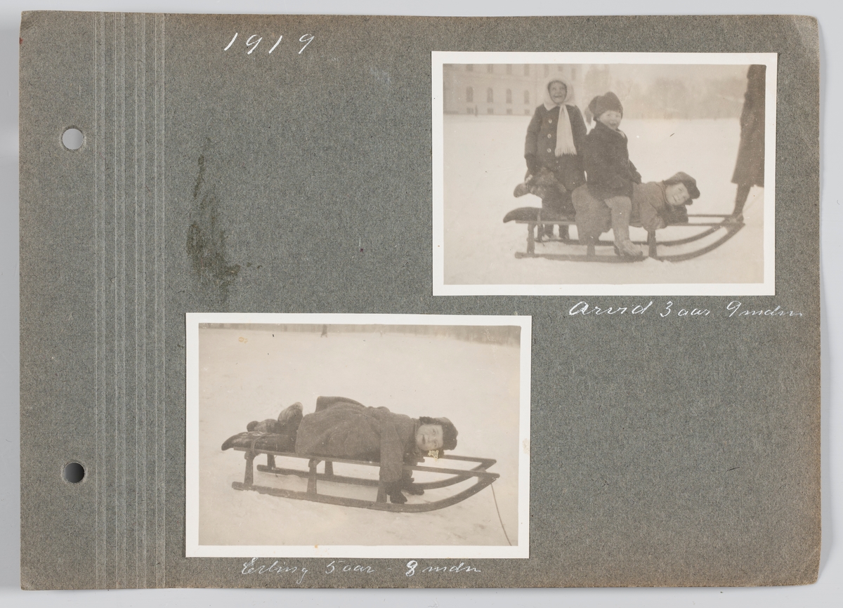 Bilde til venstre: Erling Michelsen på kjelke på slottsplassen i Oslo, januar 1919
Bilde til høyre: Erling, bror Arvid og kusine Hjørdis Michelsen på aktur, slottsplassen i Oslo, januar 1919.