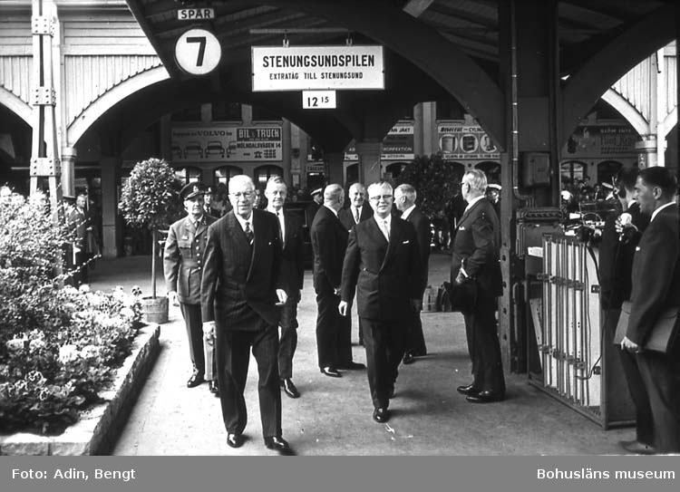 Kungainvigningen 16 juni 1964. 
Fotograf Bengt Adin, Göteborg. Regi Hans Håkansson.
"Stenungsundspilen", Göteborgs Central.
Gustaf VI Adolf och landshövdingen.
