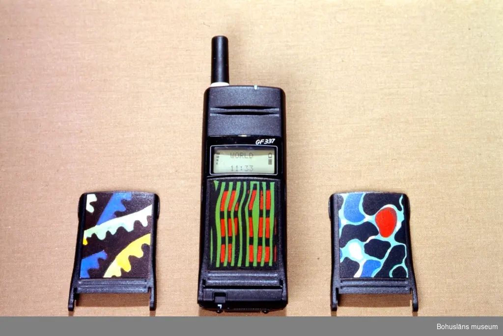 GSM ficktelefon, GF 337, Ericsson 1995. Fem utbytbara frontluckor med konstmotiv. Dessa motiv av kon