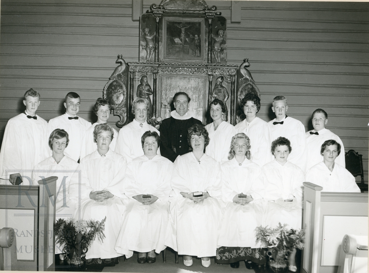 Konfirmasjon i Sørum kapell 1960, konfirmanter og prest