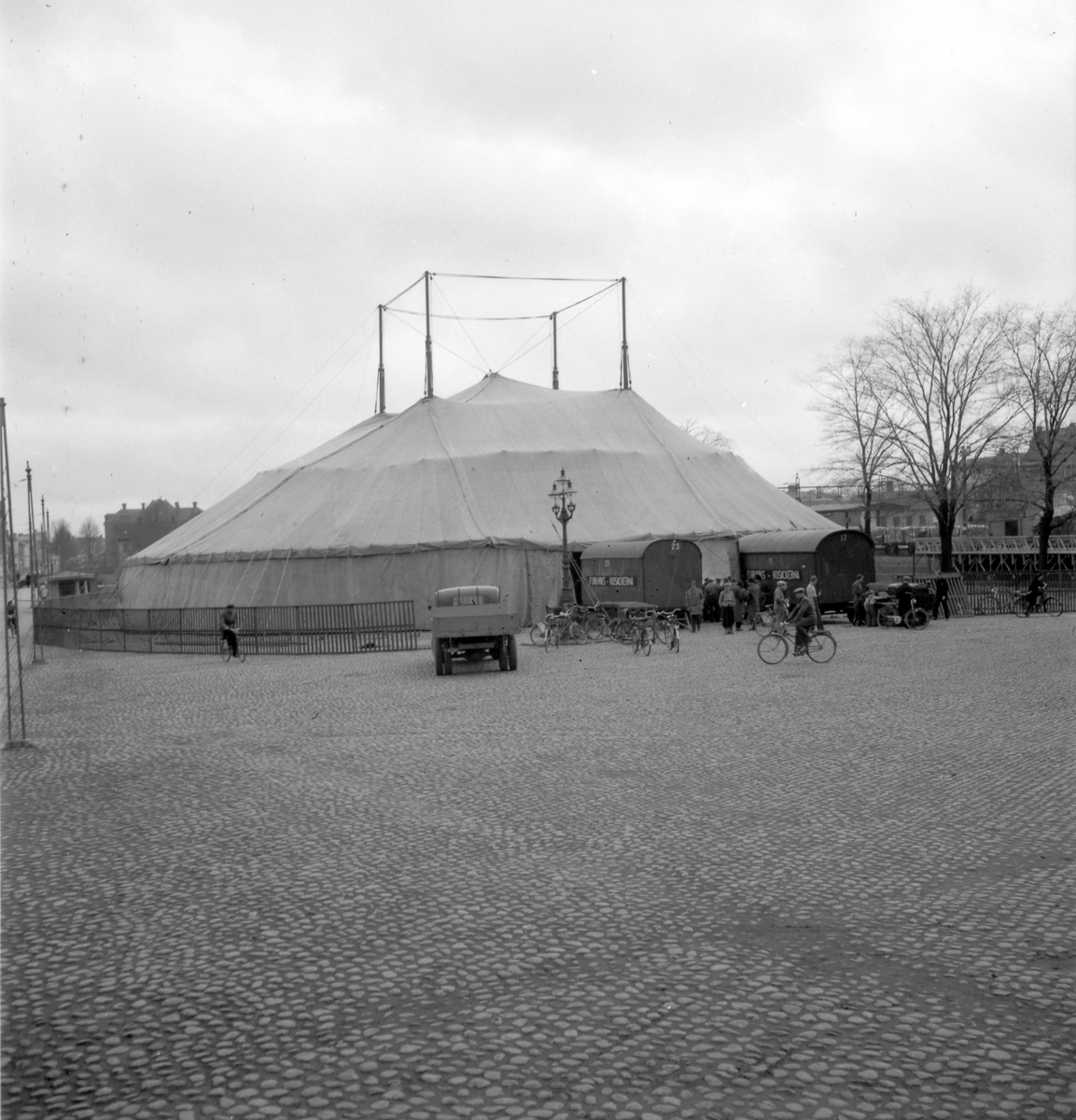 Gävle
Cirkusen har kommit till stan!
Ungdomscirkusen från Furuvik "Tusen & en natt". 22 april
På Fisktorget/Hamntorget står cirkusvagnarna  vid cirkustältet.













