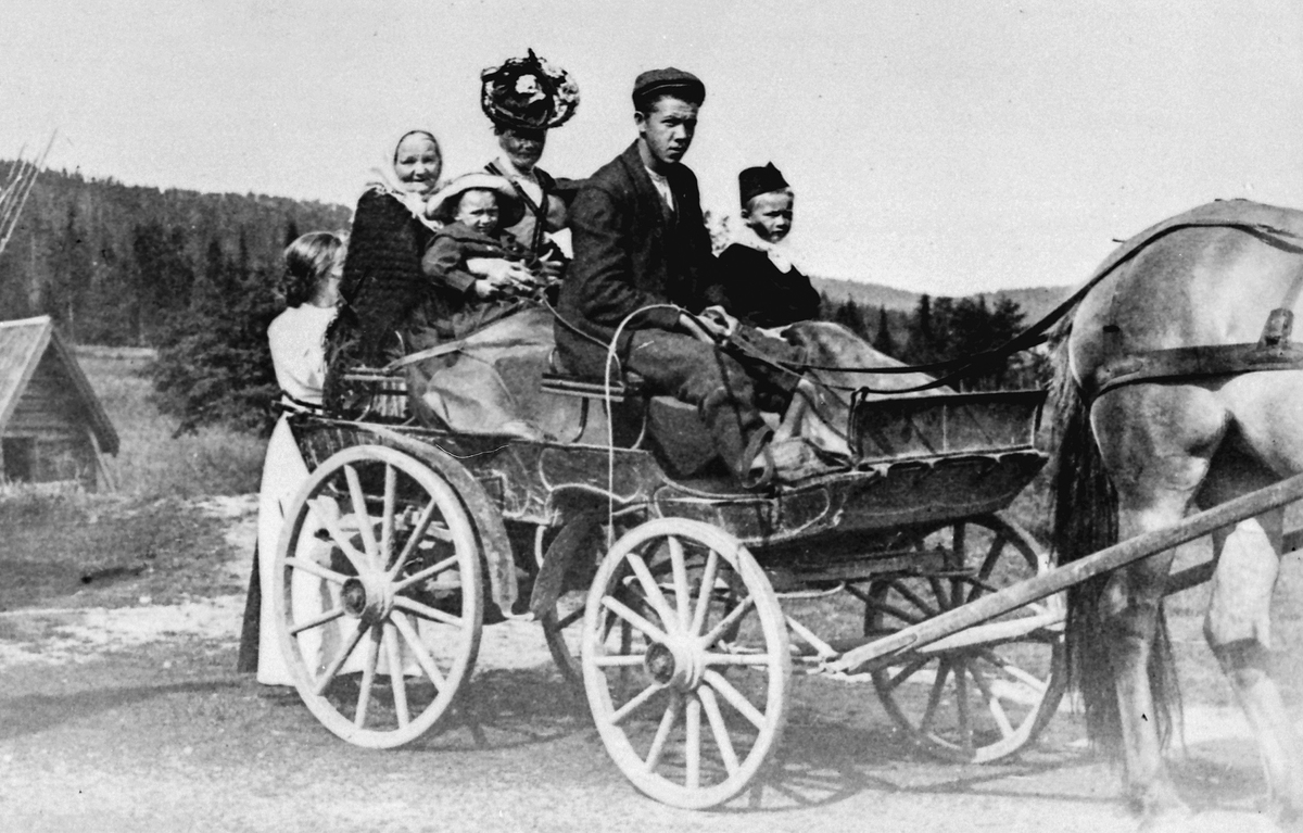 Hesteskyss til Skarnes 1908. F.v. Emma Eier (stående bak trilla), Anne Eier og Karen Eier Kristoffersen, barn til Karen. Kusk: Einar Tonerberget. Foto: Erik Eier.