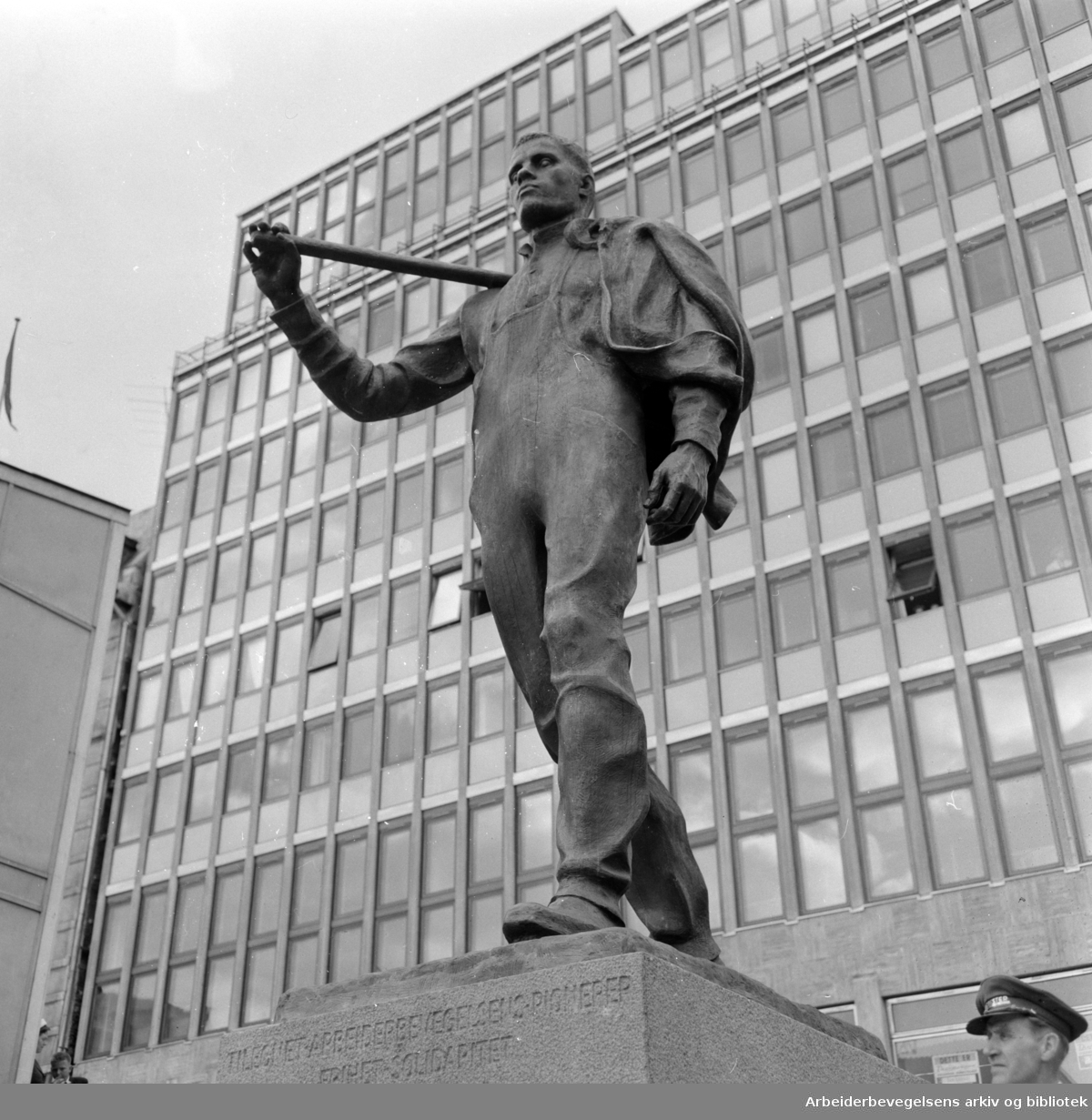 Youngstorget: Avdukningen av "Pioneren", monumentet av Per Palle Storm, ble avduket av formannen i Landsorganisasjonen, Konrad Nordahl. Mai 1958