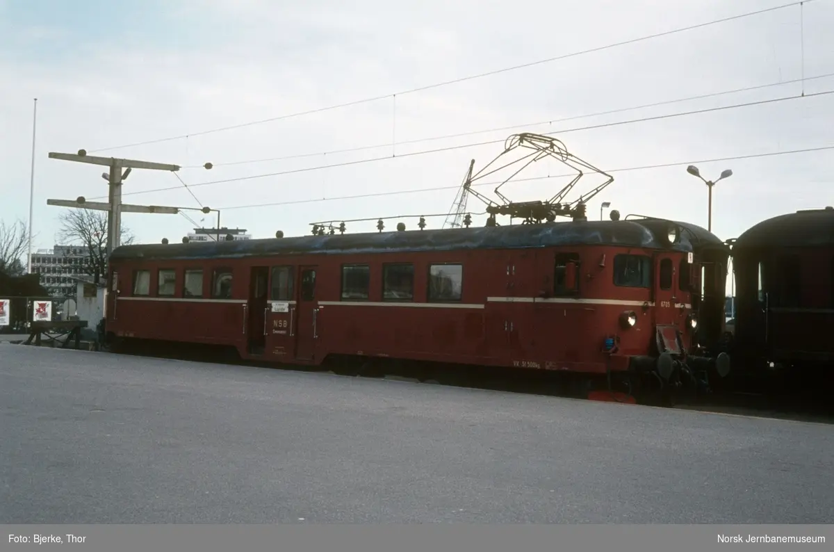 Elektrisk motorvogn BM 67 05 i persontog 2672 til Lunde på Kristiansand stasjon