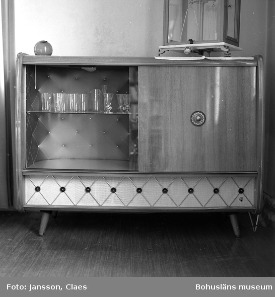 Enligt uppgift: "Radiogrammofon med barskåp inköpt (begagnad) 1965. Ovanpå radion en laboratorievåg som tidigare användes i vågrummet".