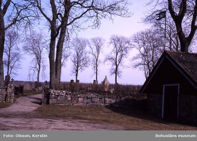 Text på kortet: "Brastad kyrkomiljö. Gla kyrkogården. April 1987".