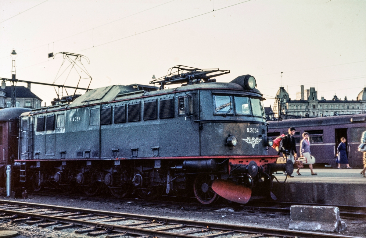 Dagtoget fra Stavanger til Oslo V, tog 702, har ankommet Oslo V. Toget trekkes av elektrisk lokomotiv type El 8 nr. 2054