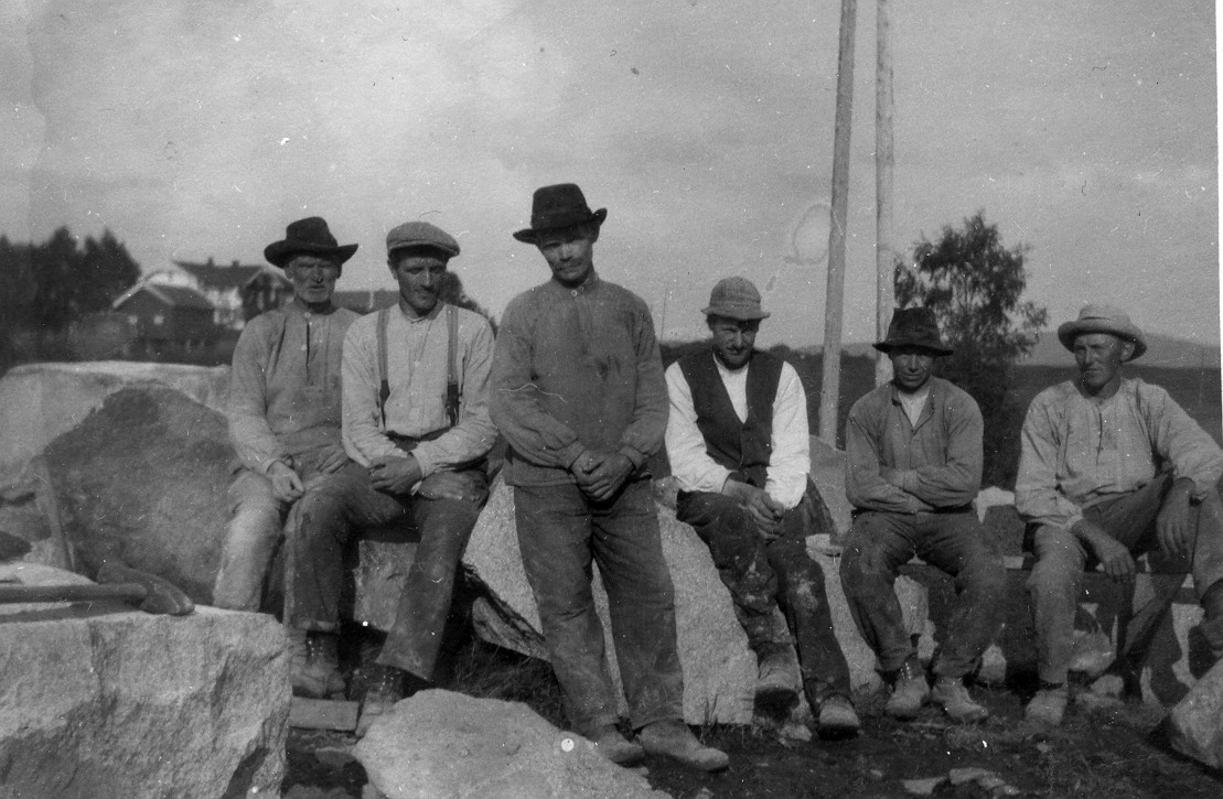 Vegen ved Galterud og Løkker ble lagt om i 1924, og det ble bygget ny bru over Mørkåa. Dette bildet viser steinhuggerne, som arbeidet med brufundamentene. Fra høyre: Kjøstel Hestehagen, Hans Skredderstuen, Hans Krattebølsdalen, Lars Rudshaug, Amund Storbråten og Hans Gulbrandsen. Foto: Hans Stenseth.