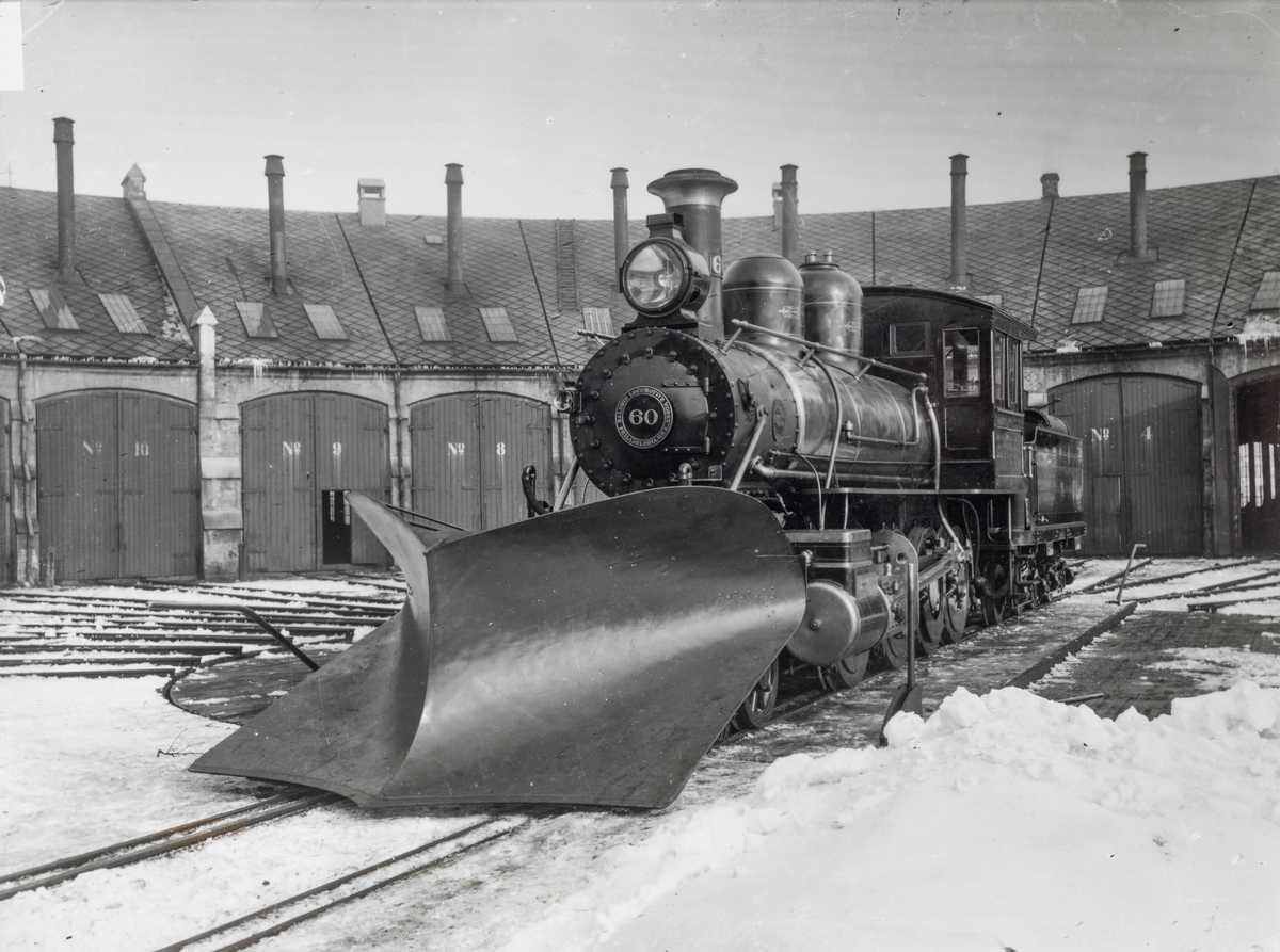 NSBs nyleverte damplokomotiv type 17a nr. 60 på svingskiven ved NSBs lokomotivstall på Brattøra i Trondheim.