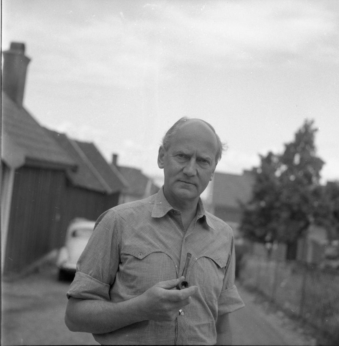 Redaktör Olle Jellart med pipa i handen. Han står i korsningen Bergsgatan-Hamnvägen.