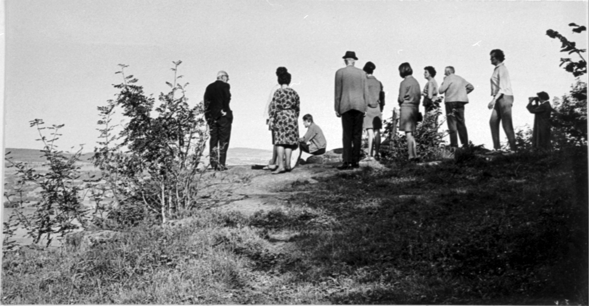 Oidentifierade personer på utsiktsplatsen vid Ållebergs änne.