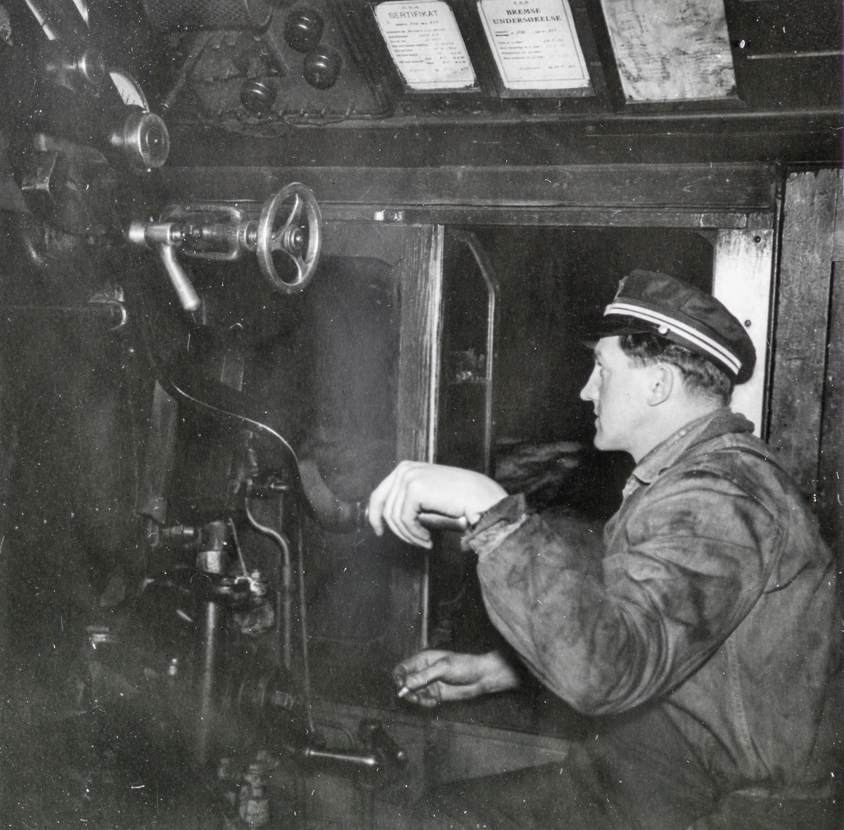 Lokomotivførerens arbeidsplass i damplokomotiv type 33c nr. 396. Snøryddingstjeneste på Saltfjellet.