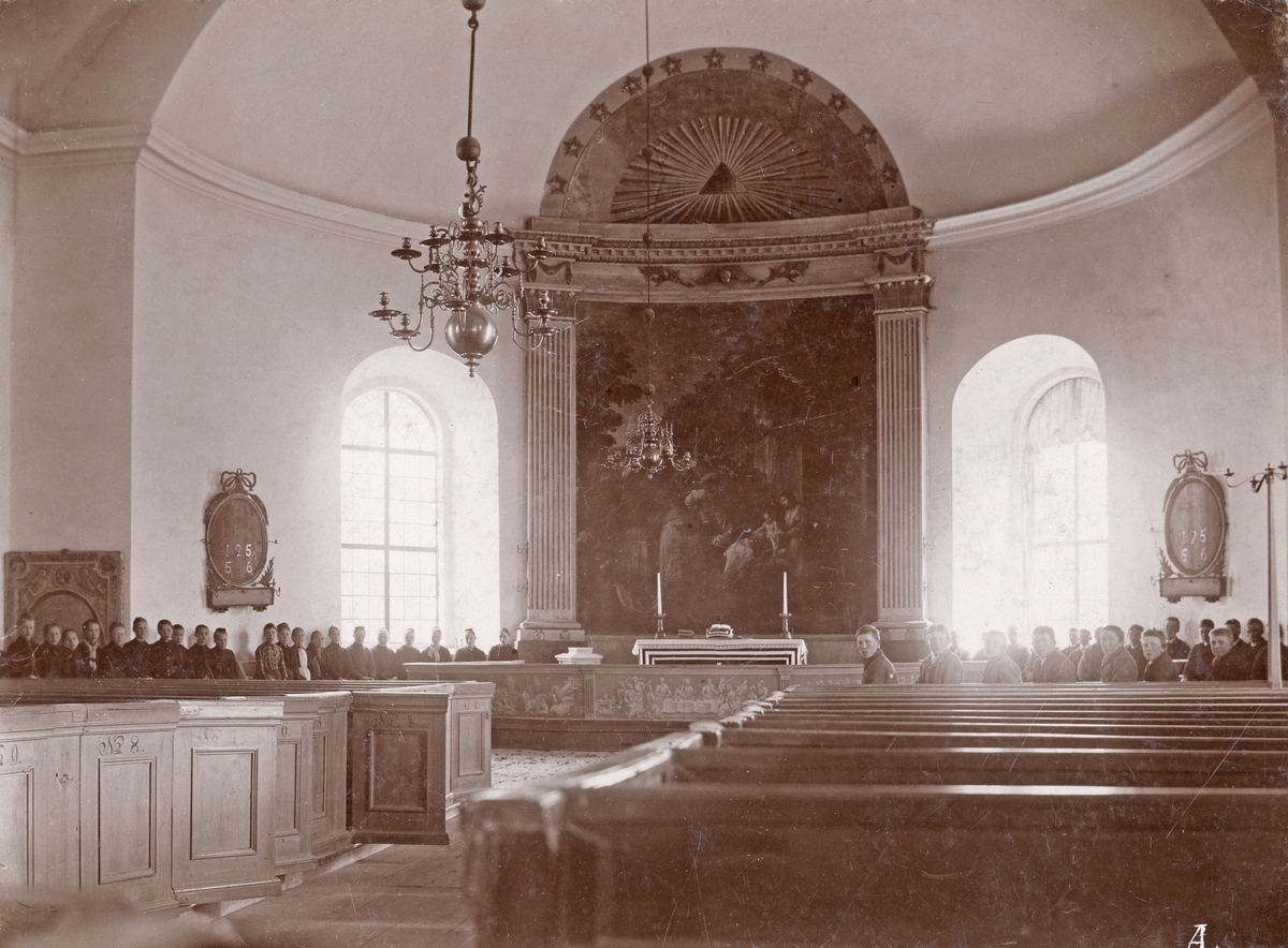 Konfirmationsundervisning i Sankt Anna kyrka omkring förra sekelskiftet. Bilden är tagen av den fotointresserade kyrkoherden i församlingen, Gustaf Leonard Lundqvist.