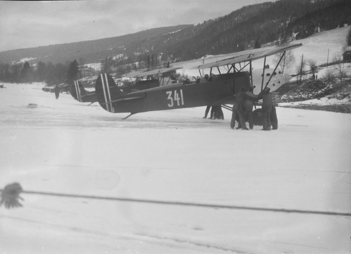 Fly på Mjøsisen i Brettengsvika på Vingnes. Biplan, Fokker CVD. Flyet 341 ble brukt av flyfabrikken på Kjeller til prøver med Hispano Suiza motor fra juli 1931 til og med mars 1933.  I 1935 fikk flyet en norsk-bygget Armstrong Siddeley Panther IIA motor og ble tildelt Flygebataljonen på Kjeller.