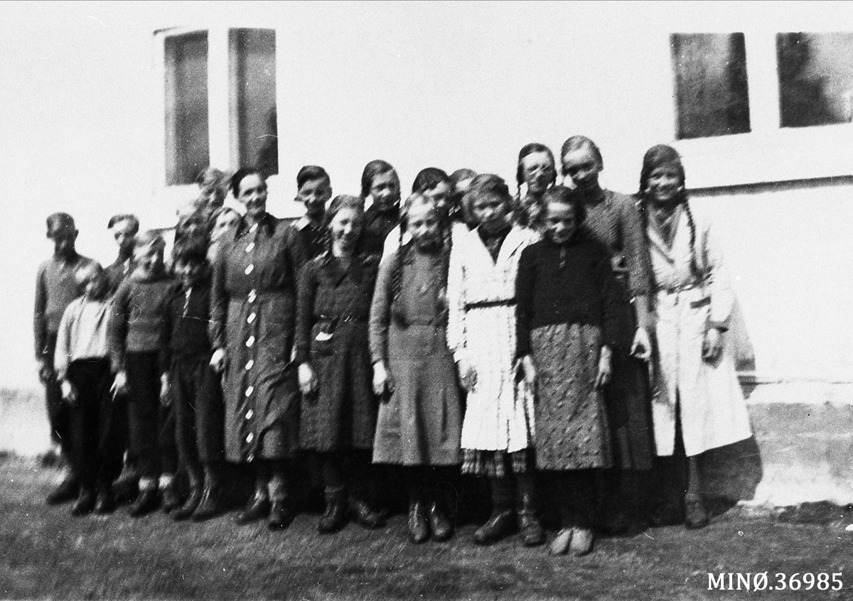 Barn ved Tufsingdalens skole 1938,