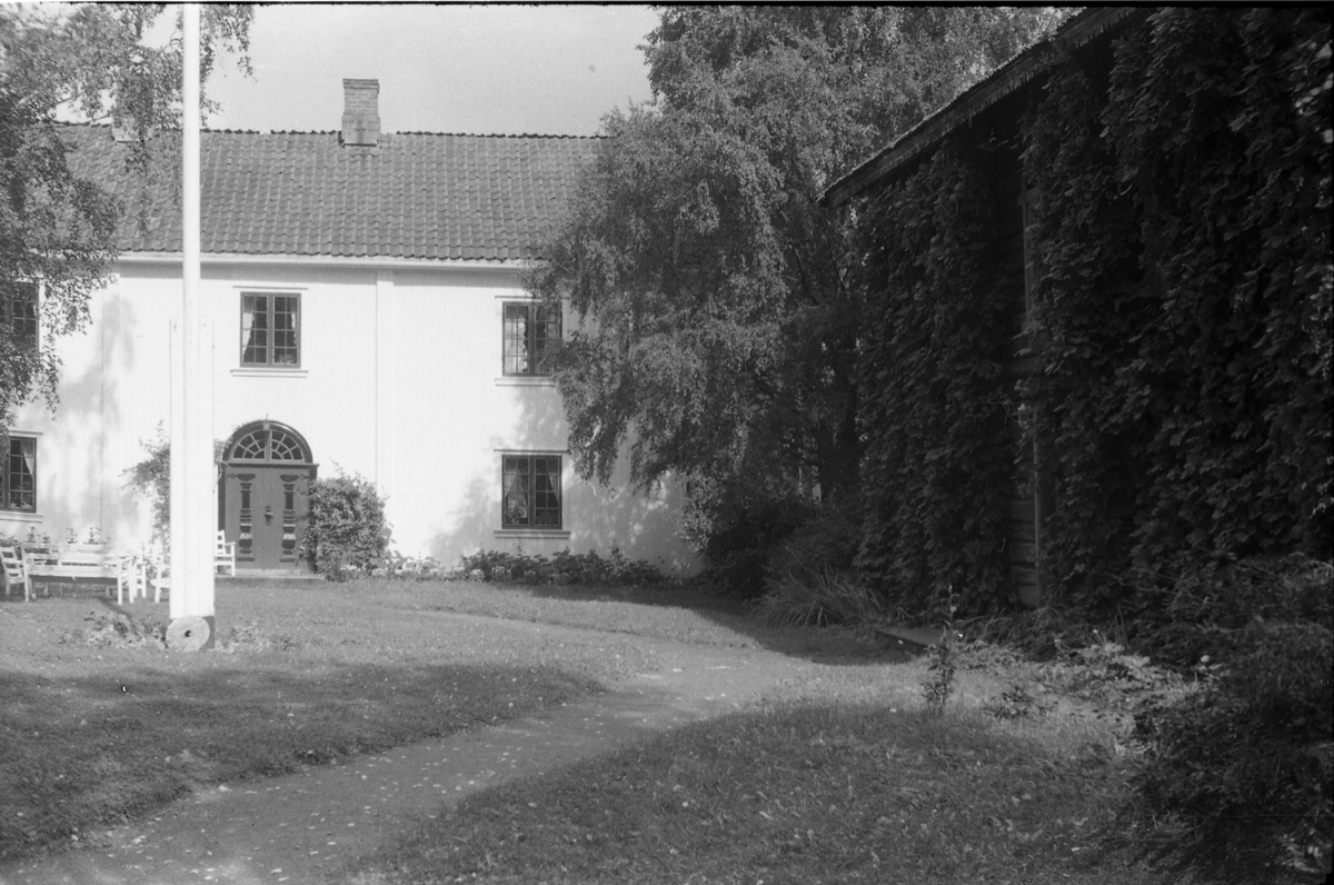 Deler av fasade og gårdsplass trolig på Skaugerud Nordre på Kolbu. Åtte bilder.