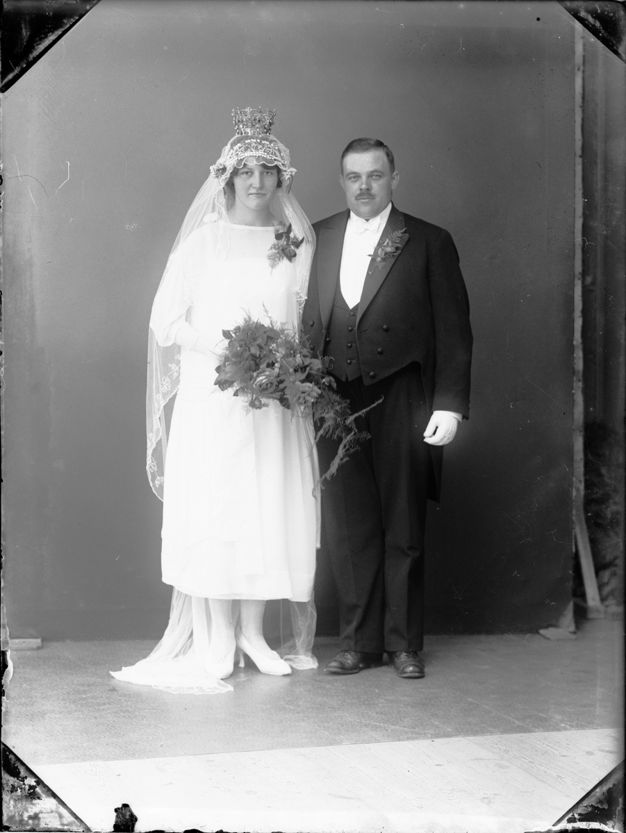Brudparet Forslund från Hökhuvud, Uppland 1925