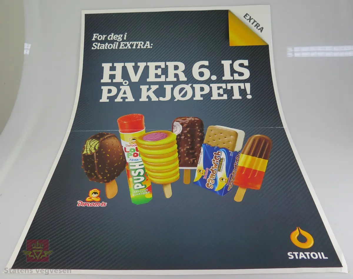Tre ulike plakater av papp. De reklamerer for salg av is hos Statoil.
